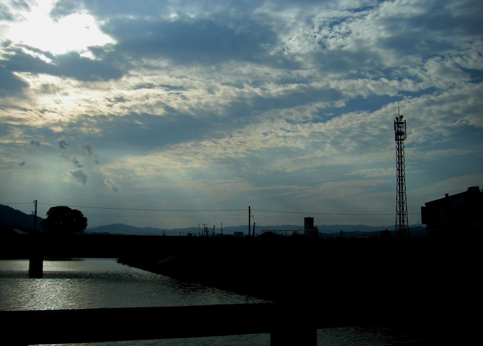 天使の階段が下り始めた【空】