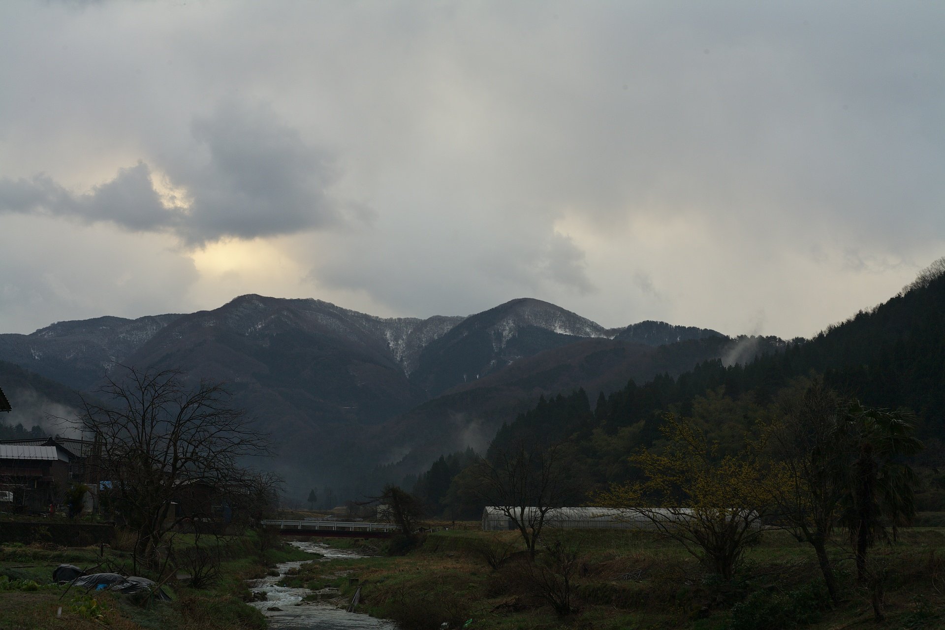 冬型の曇り空。