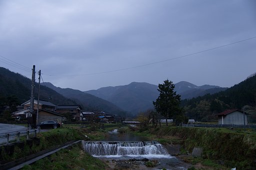 朝日の出前は雨降りです。