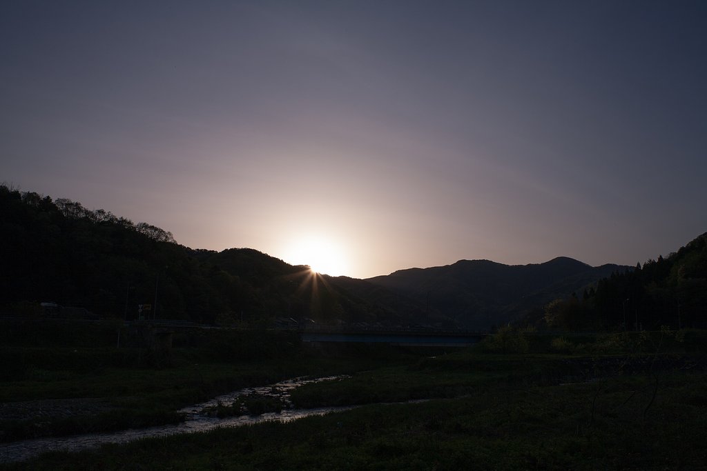 薄い雲のある朝日の出!