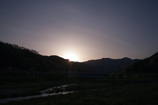 薄い雲のある朝日の出!