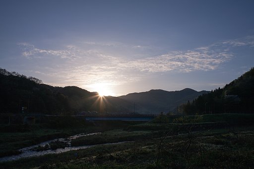 山の稜線からの朝日の出!