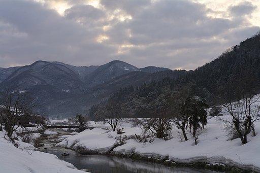 暗い雲が覆って・・
