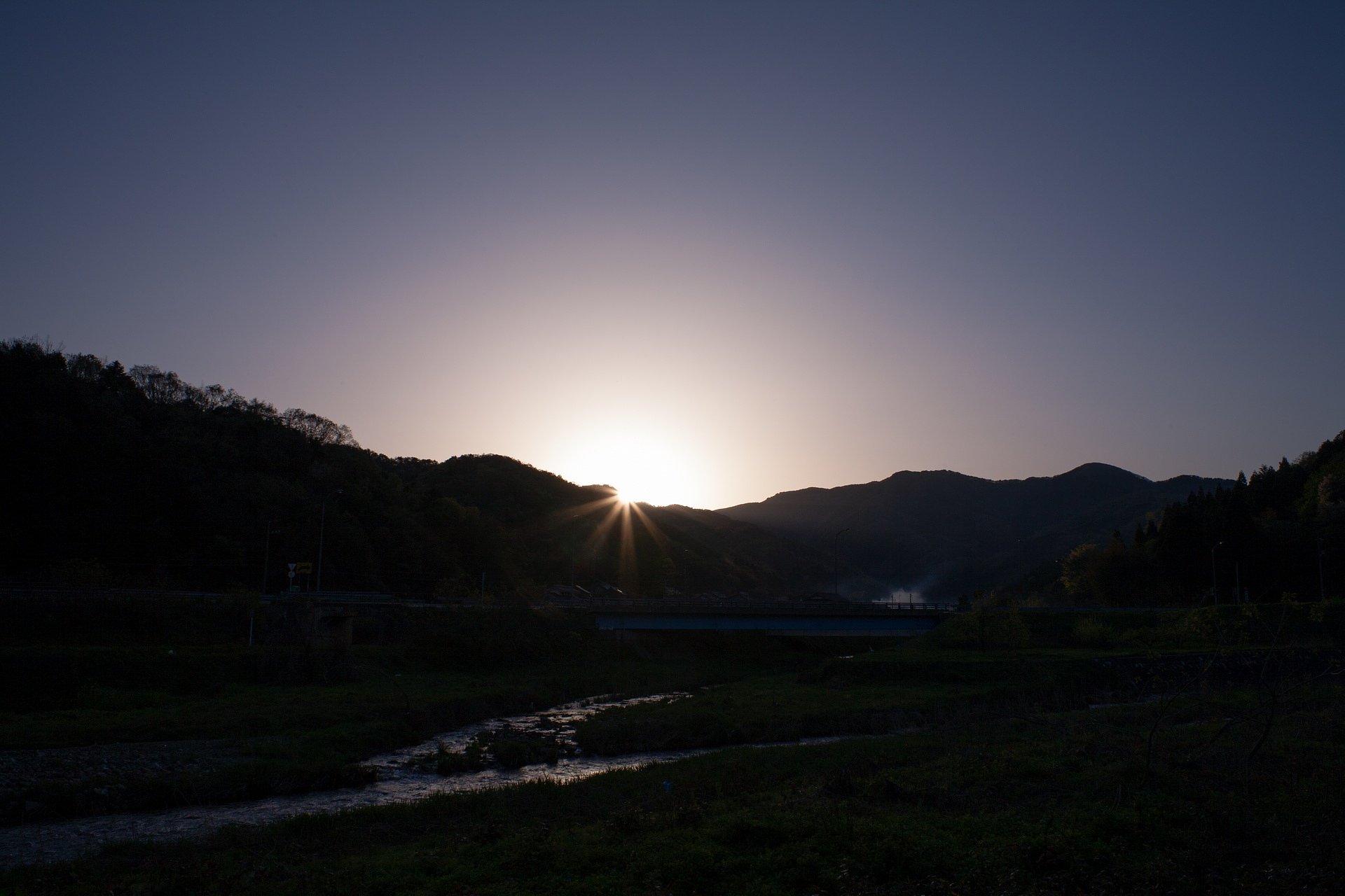 山の稜線からの朝日の出!
