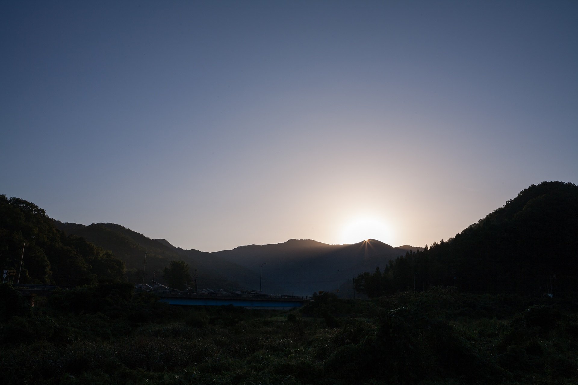 雲の殆ど無い朝日の出。