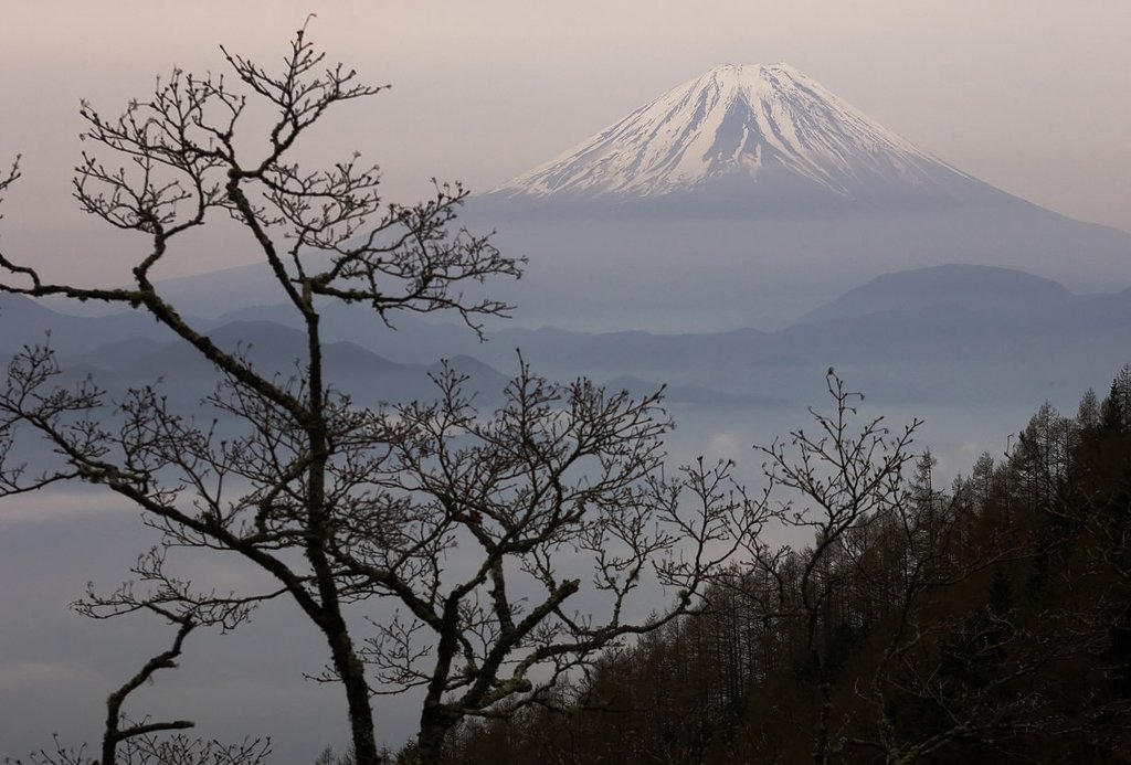 　まだ遠い峠の春