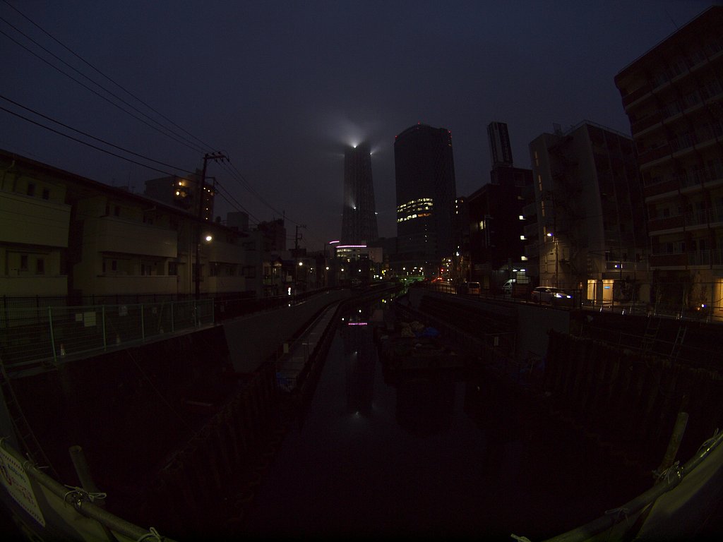 雲のある日の航空標識灯