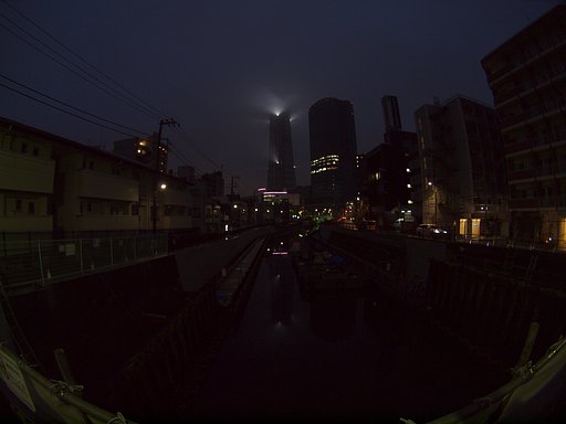 雲のある日の航空標識灯