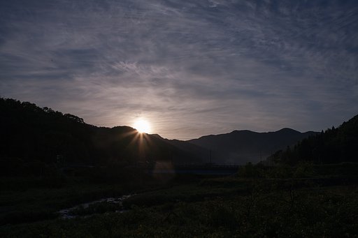 山の稜線からの朝日の出。