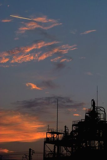 『S』夕陽丘の工場と飛行機雲