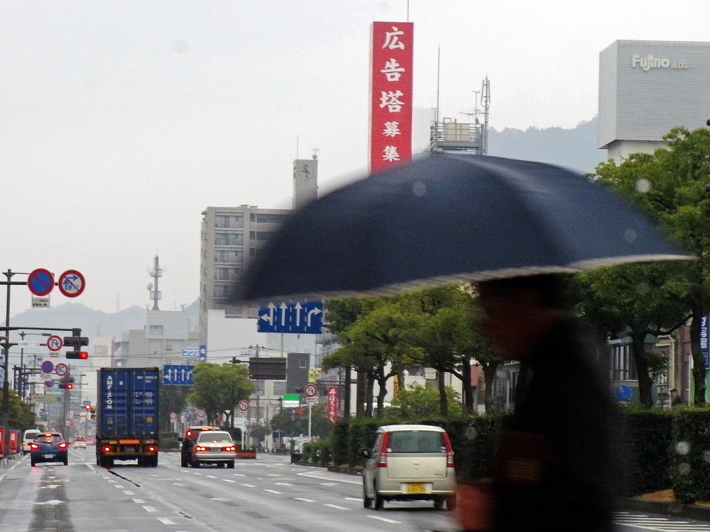 小雨の駅前通り