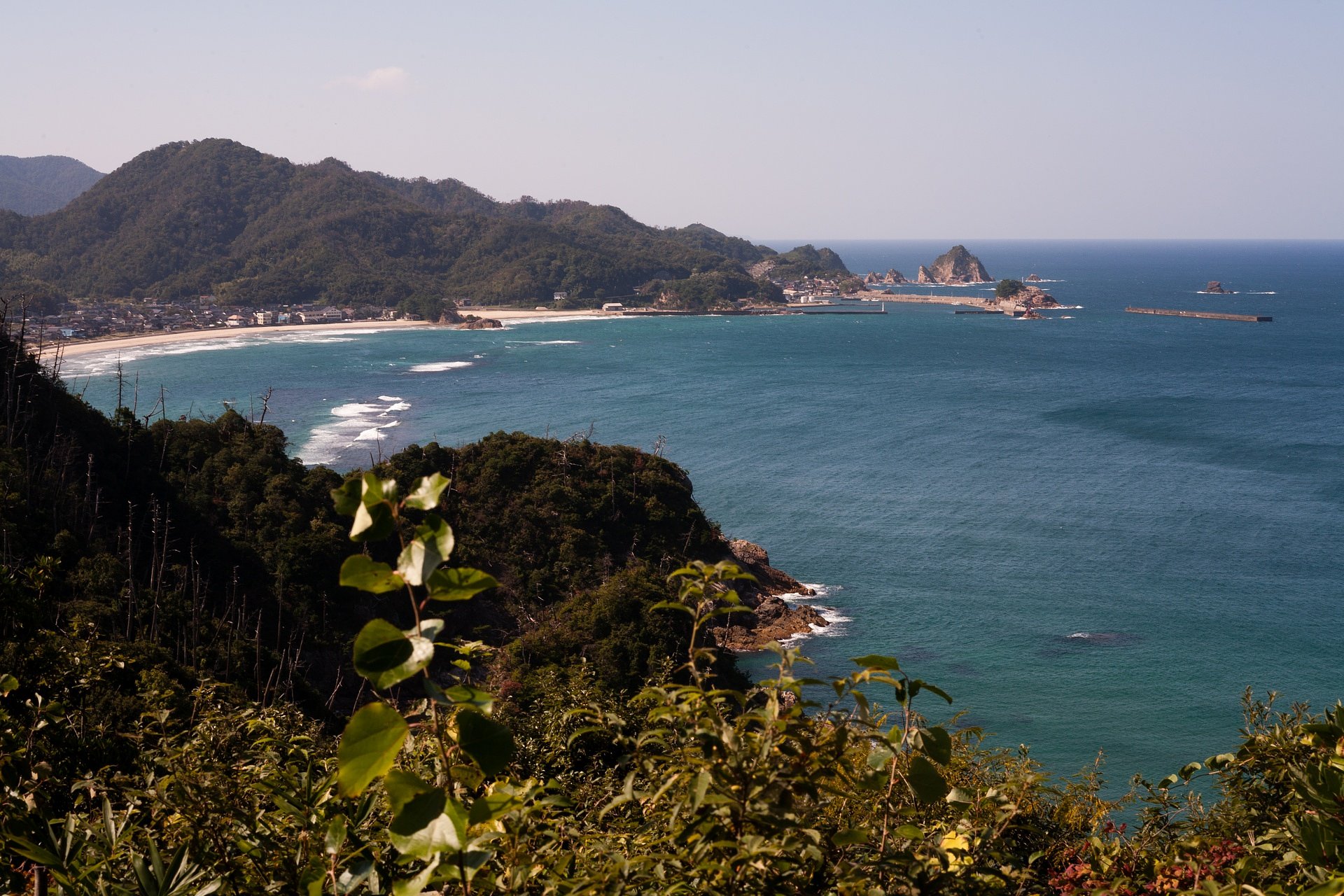 浦富海岸を対岸から。
