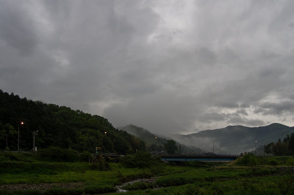 朝日の出前は雨降りです。