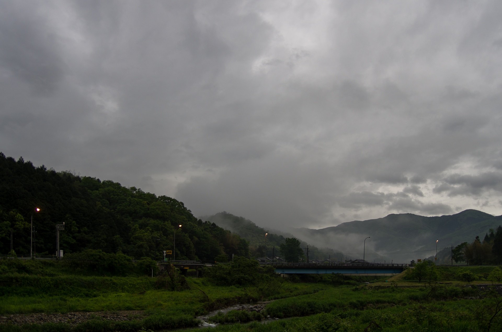 朝日の出前は雨降りです。
