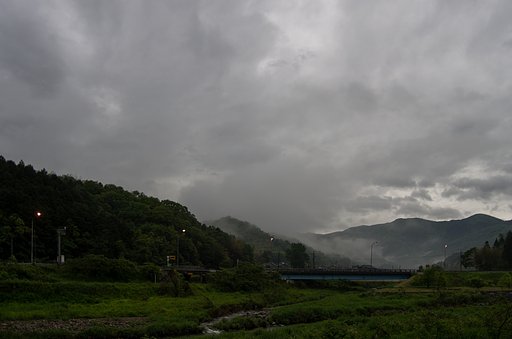 朝日の出前は雨降りです。