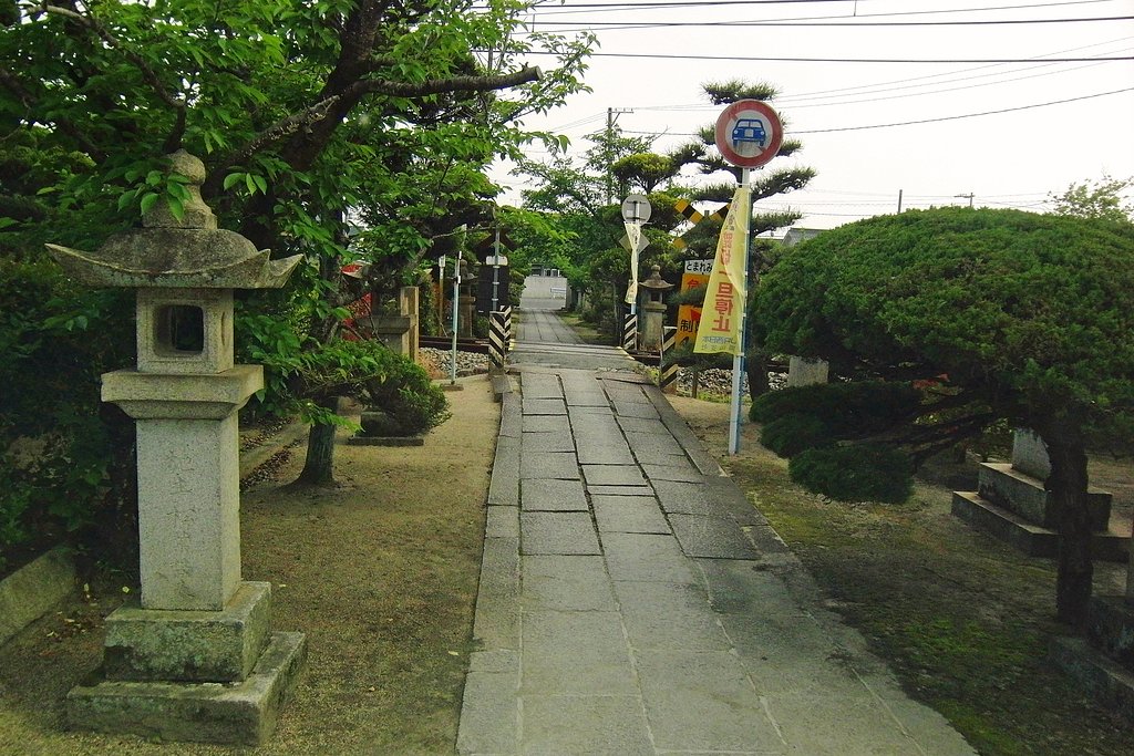 寺院参道の踏み切り