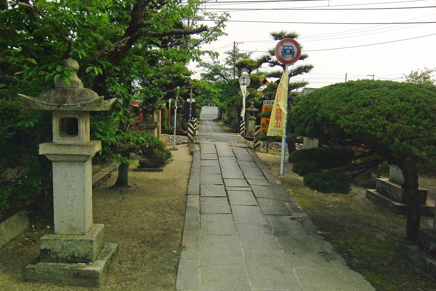 寺院参道の踏み切り