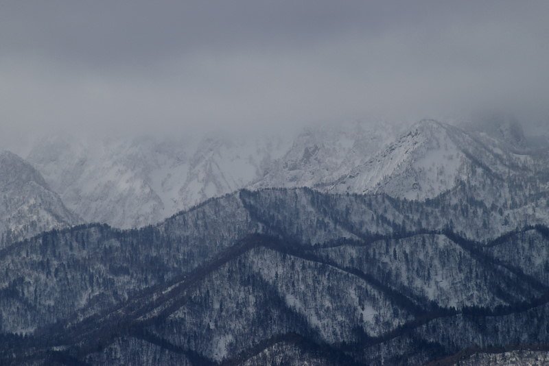 山は雲に切り取られ