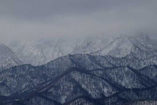山は雲に切り取られ