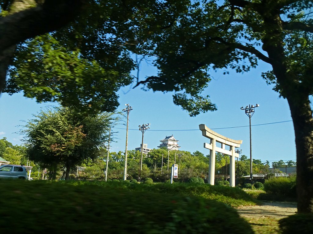 鳥居と福山城