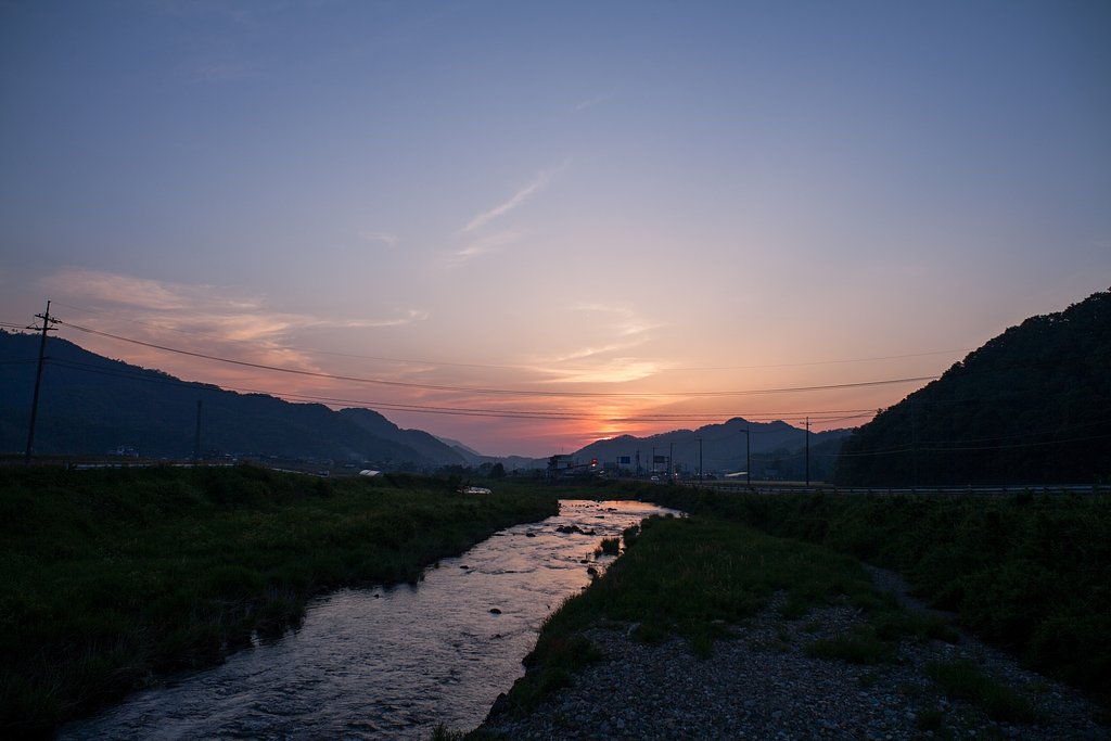 箒ではいた様な雲のなかの夕焼け。