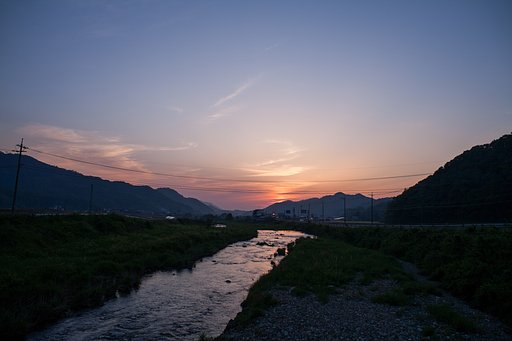 箒ではいた様な雲のなかの夕焼け。