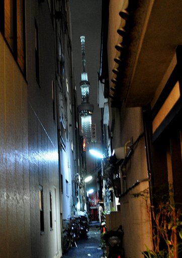 路地から東京スカイツリー