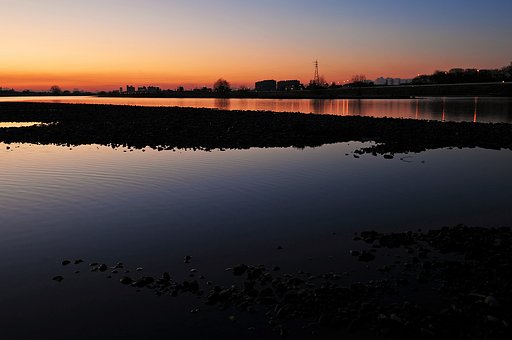 夜明けの川面