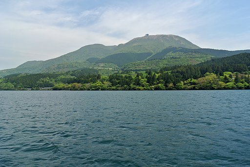 新緑の湖上風景