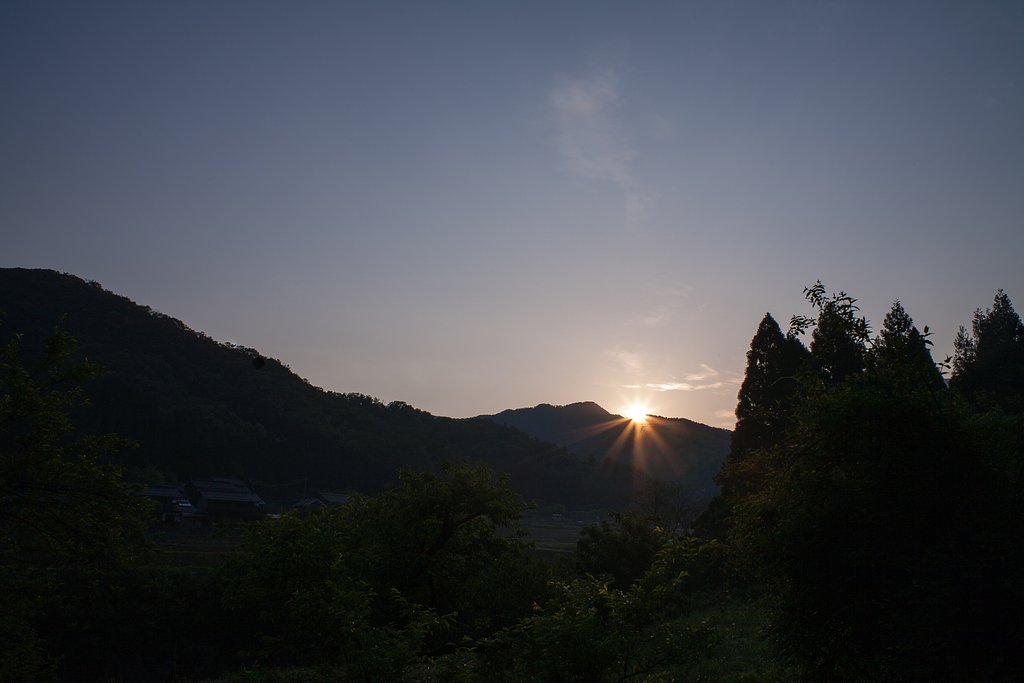 村の奥からの朝日の出!