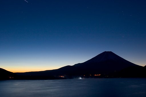 本栖湖の夜明け