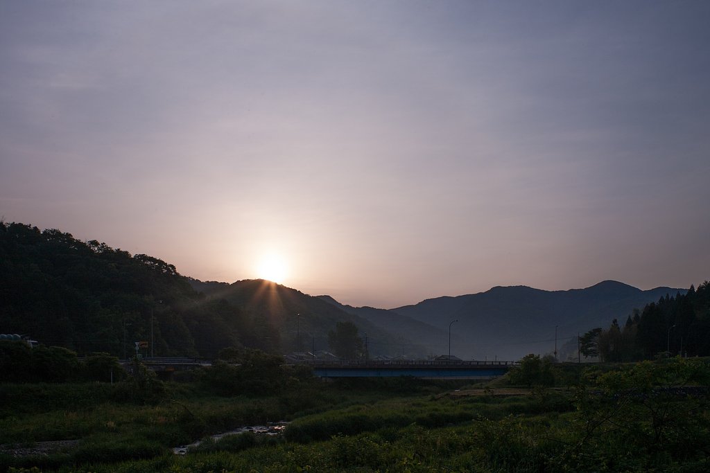 白い雲に覆われた朝日の出。