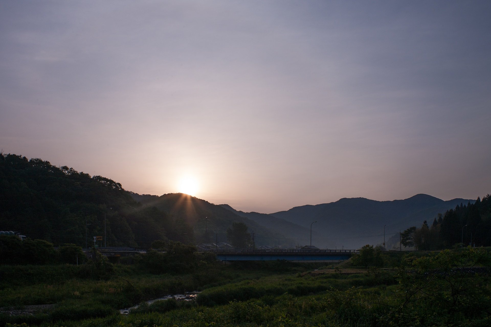 白い雲に覆われた朝日の出。