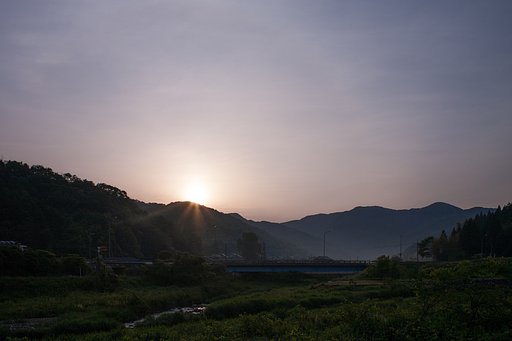 白い雲に覆われた朝日の出。