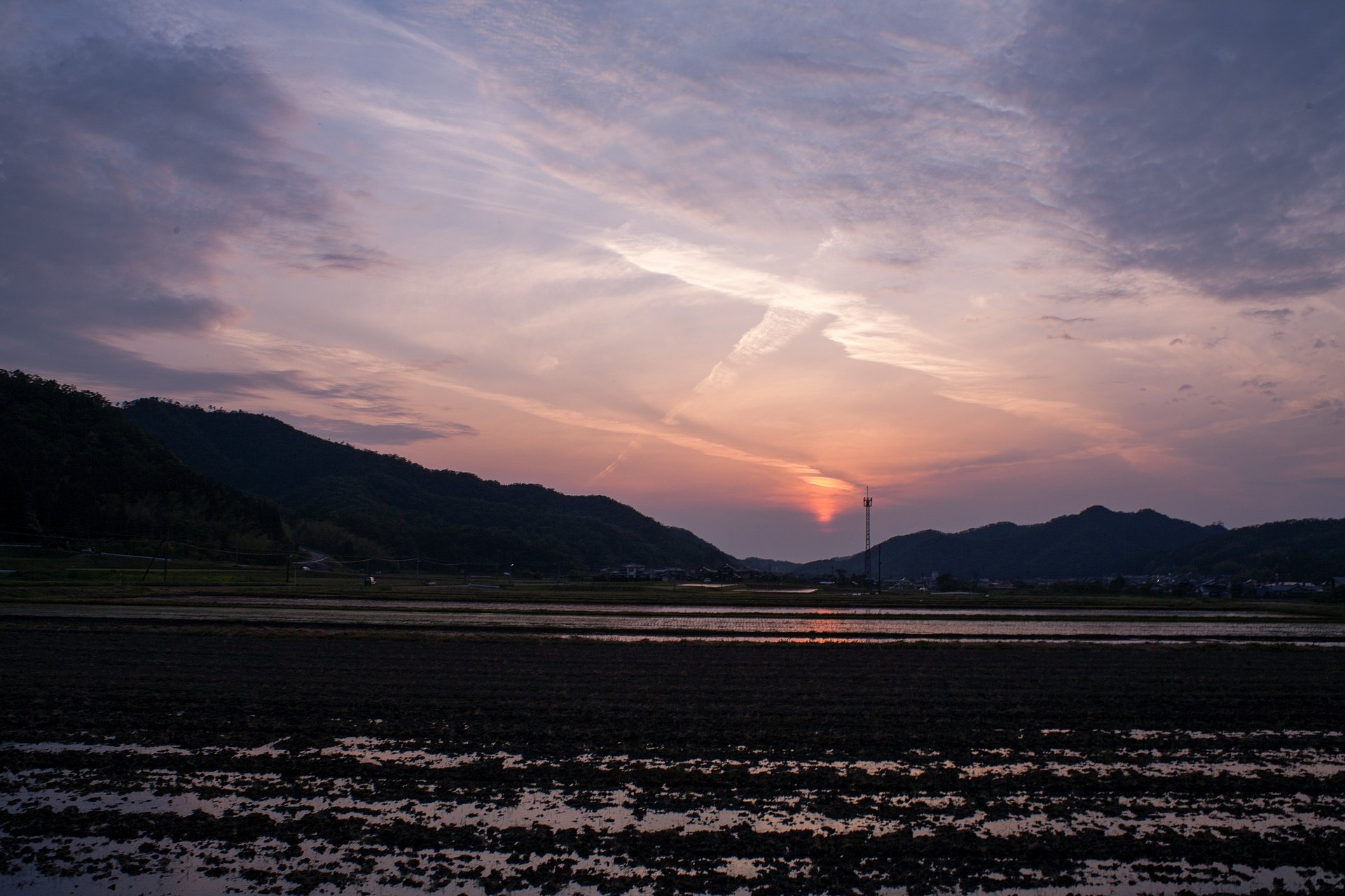 黒い雲や筋雲の夕焼け。