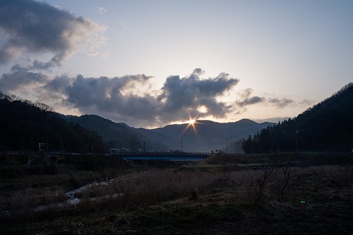 山の稜線からの朝日・・。