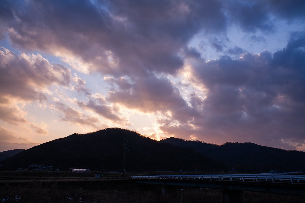 複雑な雲の中で夕焼けが・・。