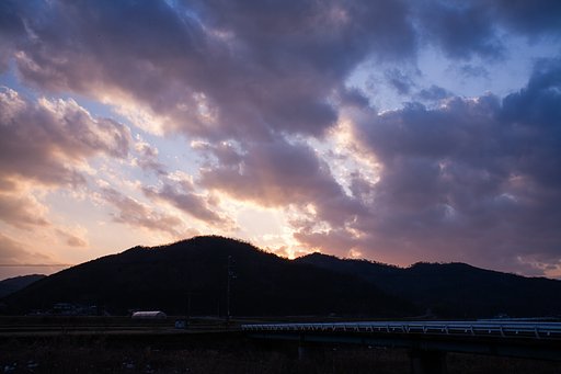 複雑な雲の中で夕焼けが・・。