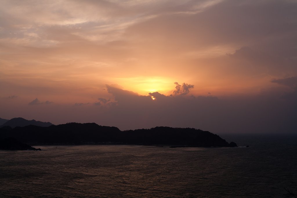 雲と強風の中の夕焼け。