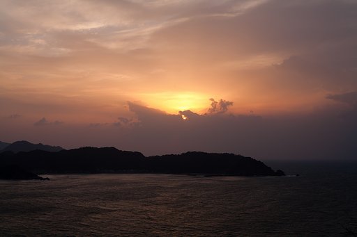 雲と強風の中の夕焼け。