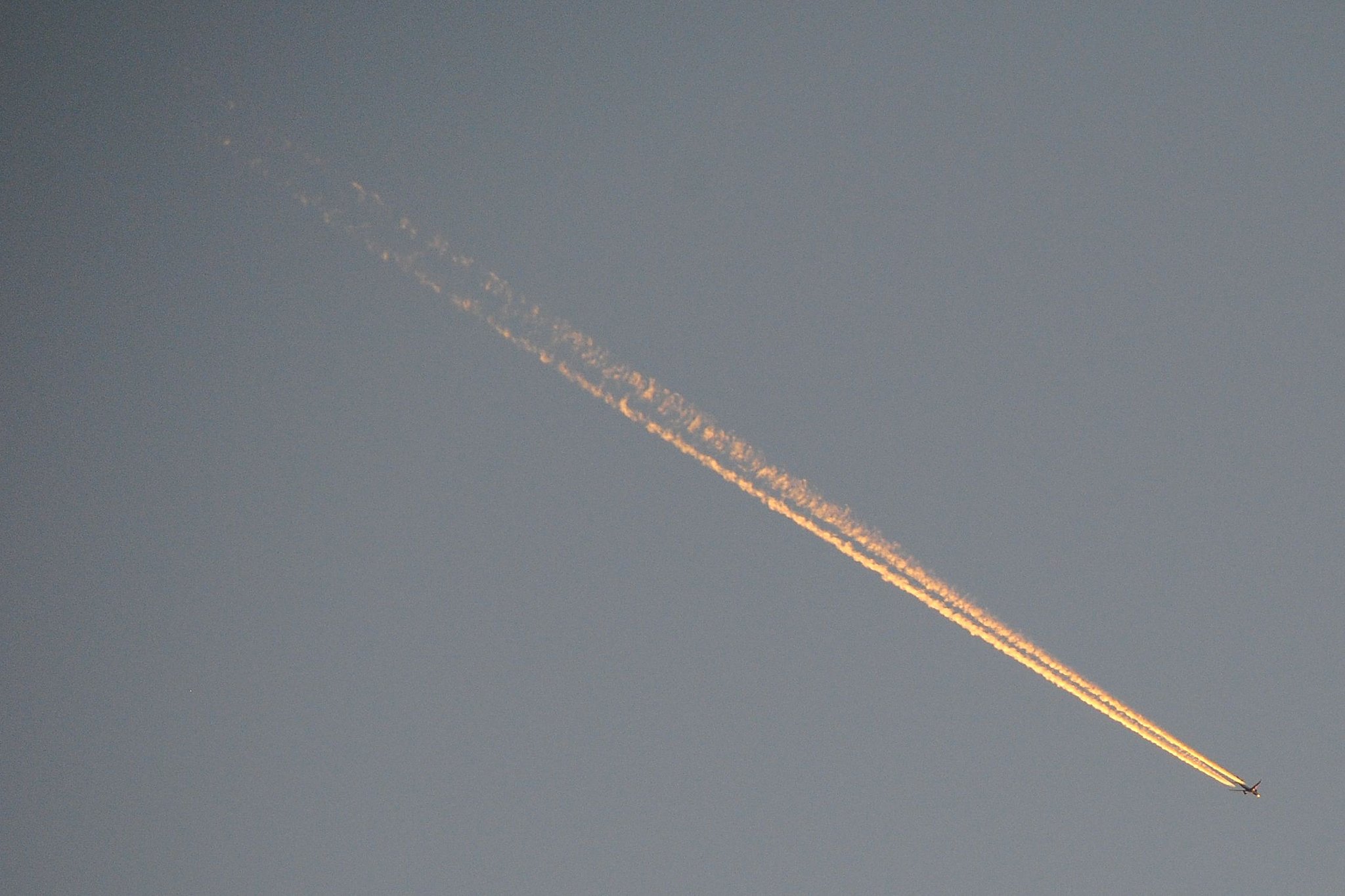 オレンジの飛行機雲