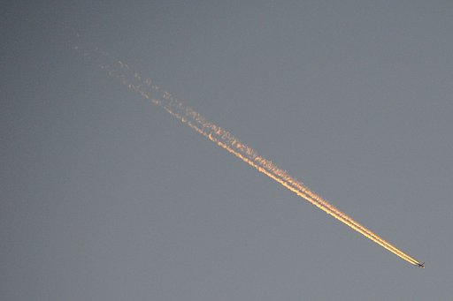 オレンジの飛行機雲
