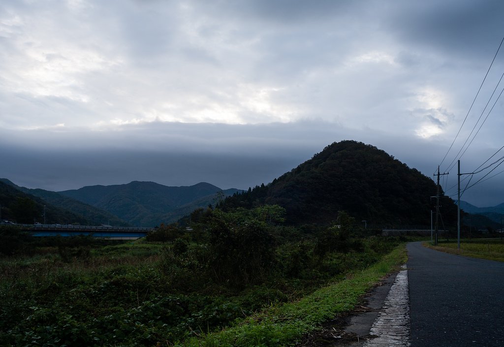 朝日くらい曇り空・・。
