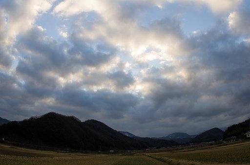 朝日の出は見られそうにも・・。