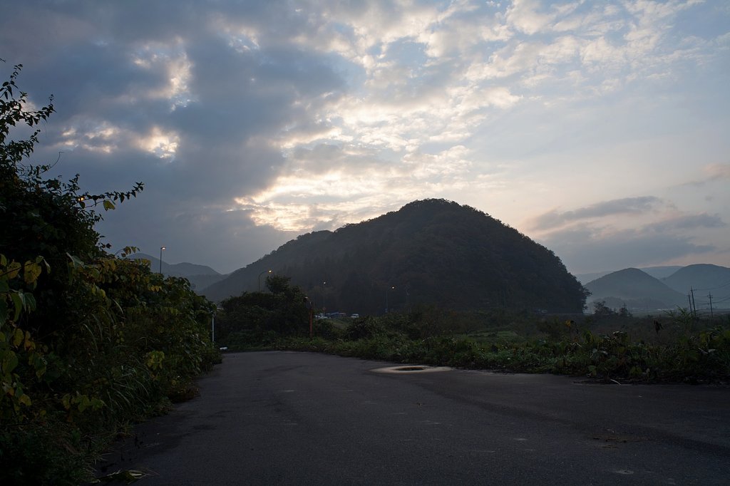 雲の多い朝日の出の時間・・。