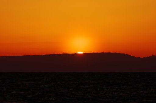 対岸に沈む