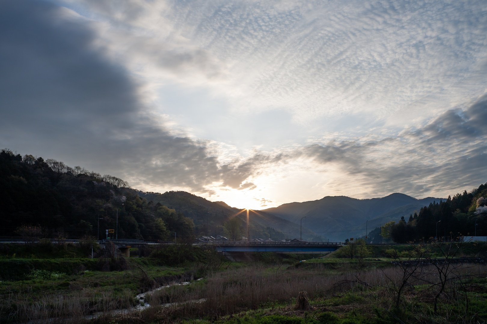 雲が多い朝日の出。