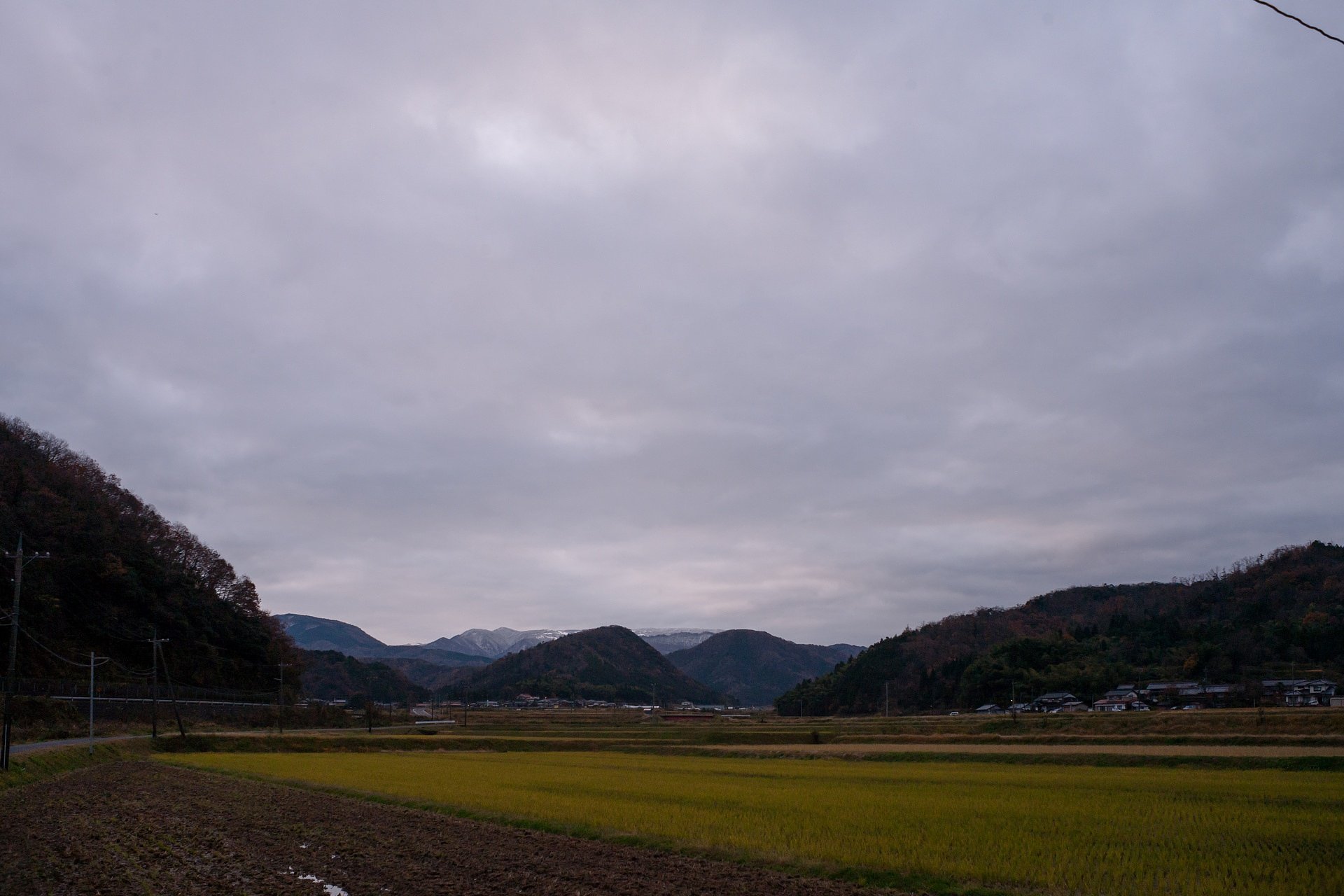 暗い雲が立ち込めた朝・・。