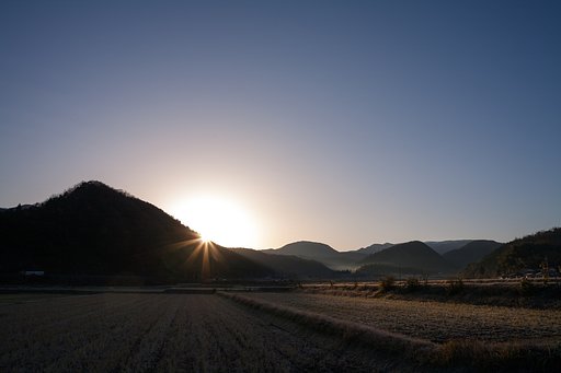 快晴の朝日の出。