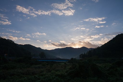 山の稜線からの光芒!